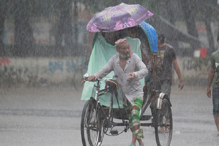 চট্টগ্রামে নগরে বর্ষণে বিভিন্ন স্থানে জলাবদ্ধতা