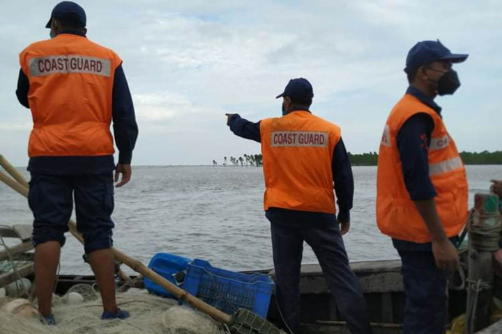 Shipwreck in Bhasanchar: Coast Guard still searching for two missing sailors