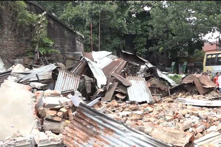 Eviction of 400 houses occupied by a circle from the railway site