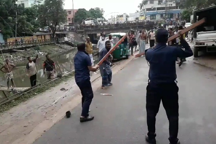 The youth tried to stab the police by entering the police station