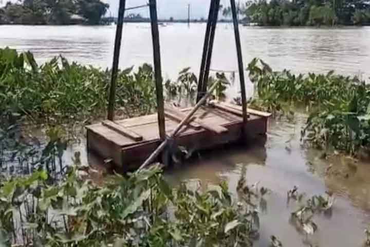 পানির জন্য দাফন করতে না পেরে বেঁধে রাখা হয়েছে লাশ