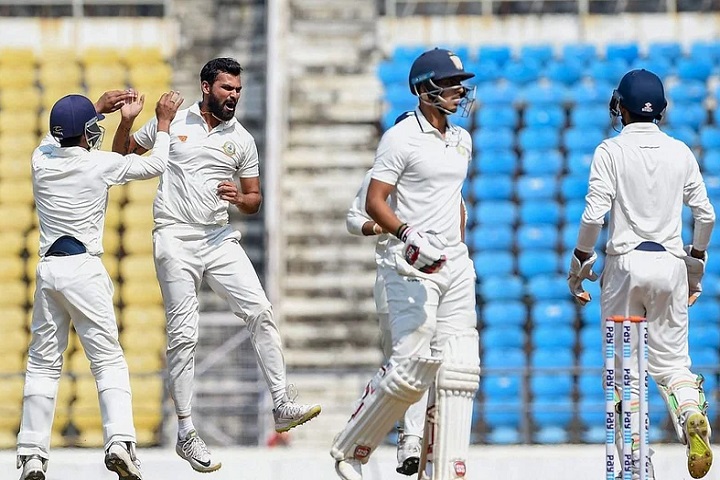 ৭৩ রানের লক্ষ্যে ব্যাটিংয়ে নেমে ৫৪-তেই অলআউট