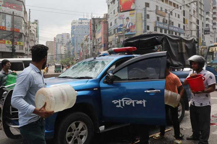 শ্যামলীতে পুলিশের গাড়ি ভাঙচুর, বাসে আগুন