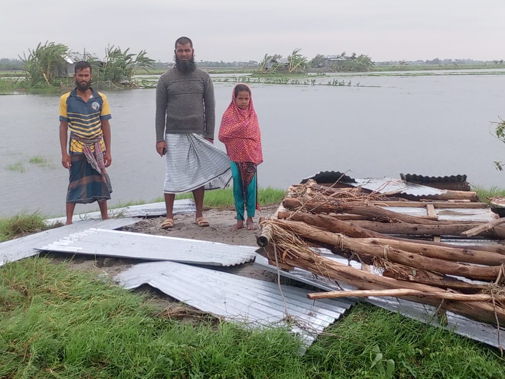 সকালে অনেকে আশ্রয়কেন্দ্র থেকে বাড়ি এসে মালামাল কুড়াচ্ছেন।