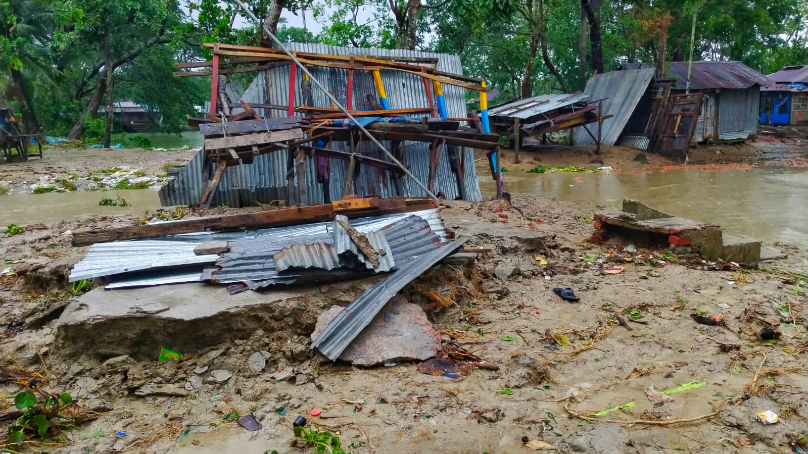 হাতিয়ার বিচ্ছিন্ন চরাঞ্চল চরগাসিয়া থেকে ছবিগুলো তুলেছেন আরটিভির নিজস্ব প্রতিনিধি।