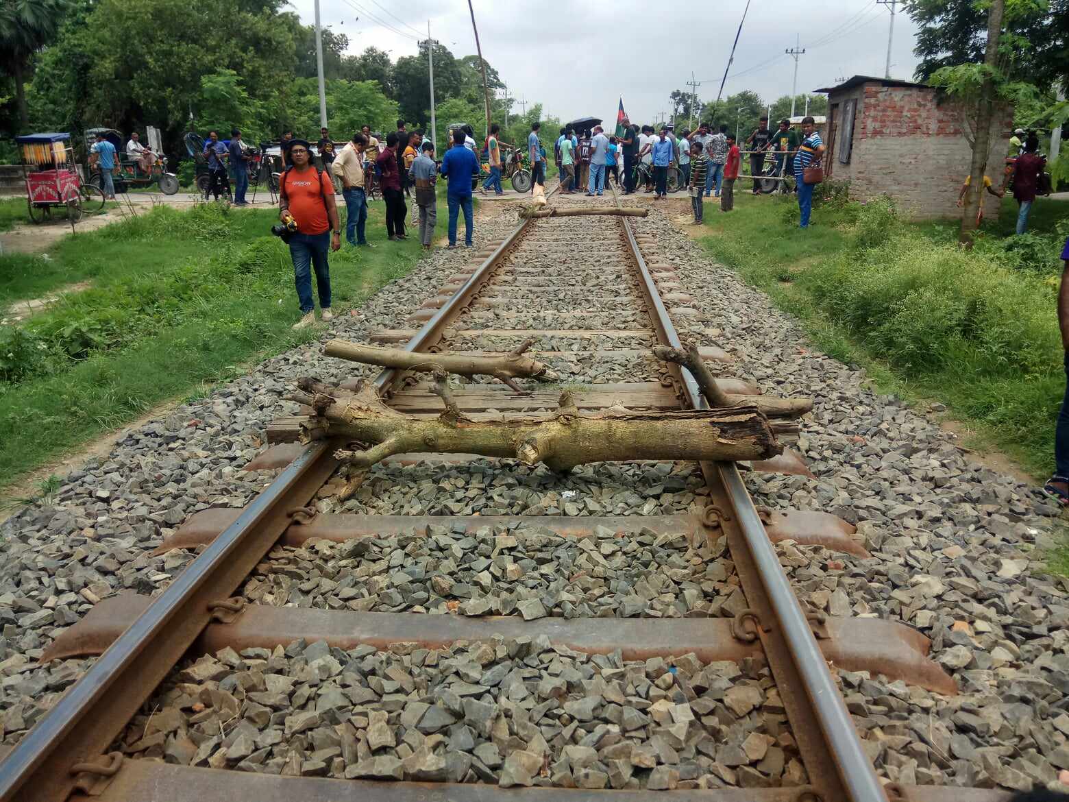 রেললাইন অবরোধ, রাজশাহীর সঙ্গে সারাদেশের ট্রেন চলাচল বন্ধ