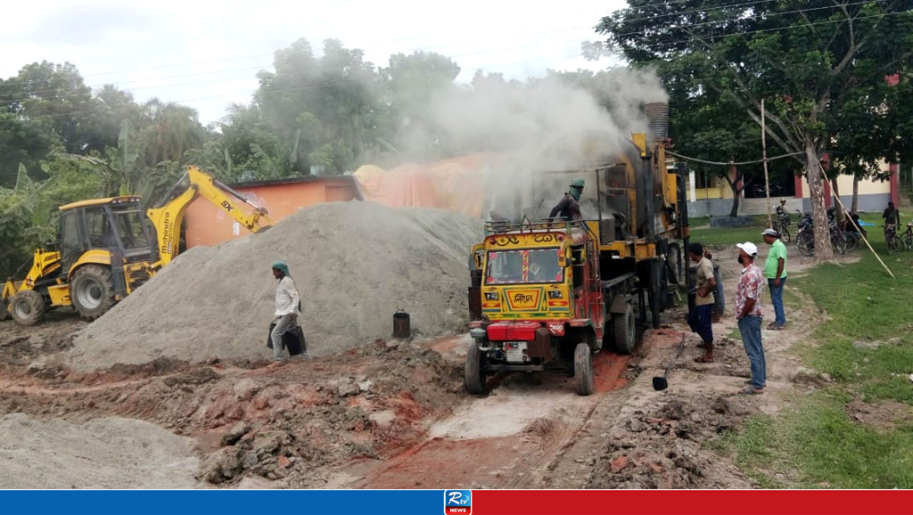 স্কুলমাঠ দখল করে ঠিকাদারের নির্মাণ সামগ্রী, বিপাকে শিক্ষার্থীরা