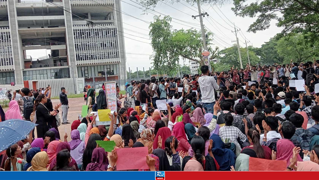 কোটা সংস্কারের দাবিতে ঢাকা-রাজশাহী মহাসড়ক অবরোধ  