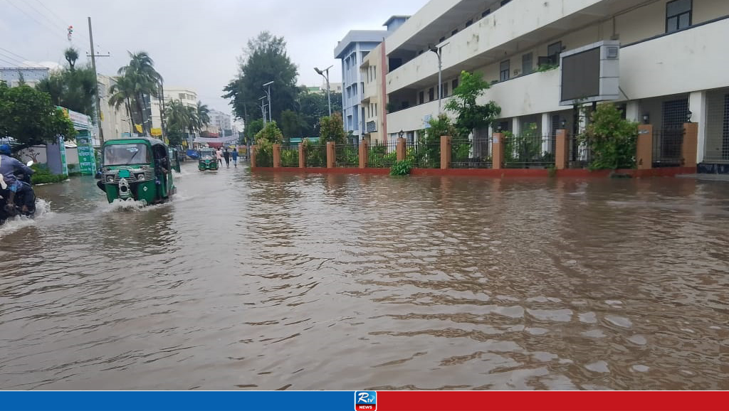 রেকর্ড বৃষ্টিতে ডুবল নোয়াখালী শহর, দুর্ভোগ চরমে