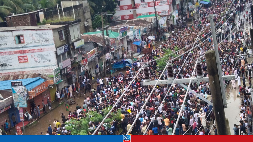 নোয়াখালীতে বৃষ্টিকে উপেক্ষা করে বিক্ষোভ মিছিল ও সমাবেশ 