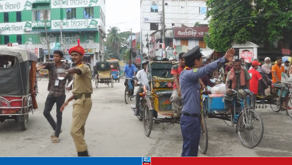 সিরাজগঞ্জে ৫ম দিনেও যান চলাচলের শৃঙ্খলা রক্ষায় শিক্ষার্থীরা