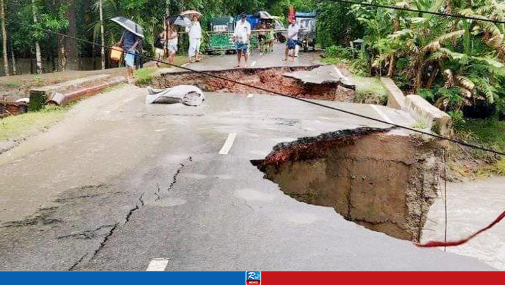 কালভার্ট ধসে রামগতিতে সড়ক বিচ্ছিন্ন, দুর্ভোগ চরমে