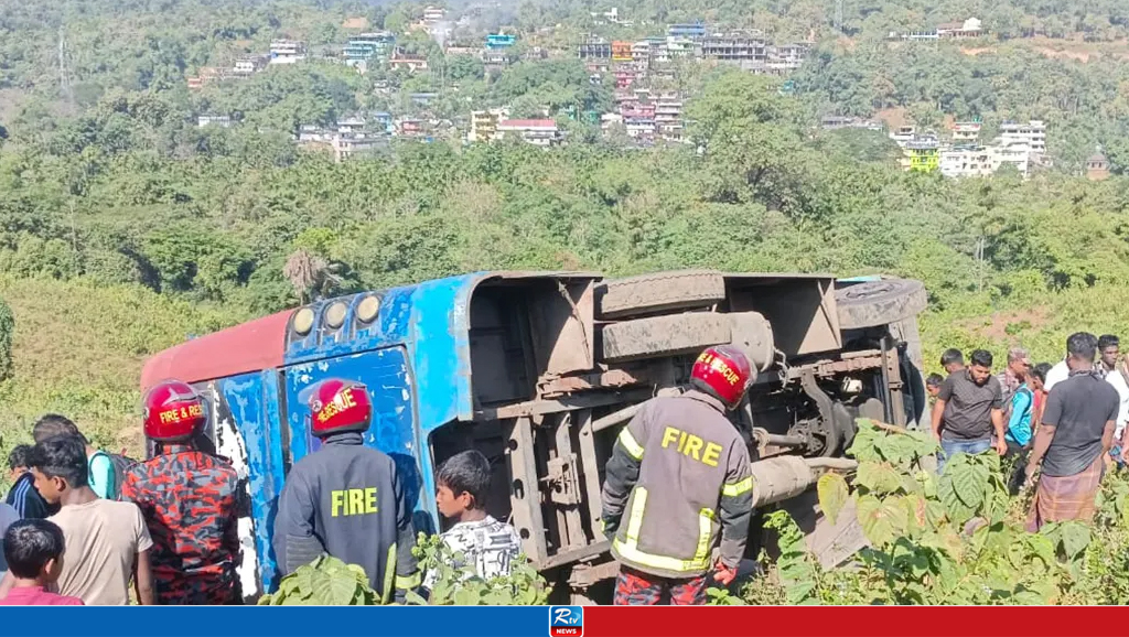 জাফলংয়ে পাহাড়ের খাদে পর্যটকবাহী বাস, অতঃপর...