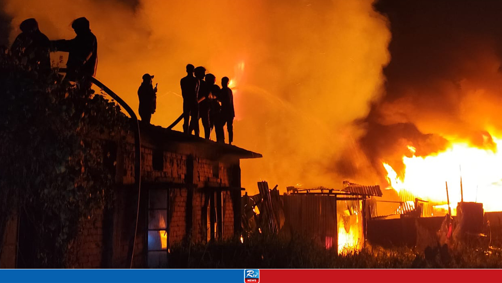 নোয়াখালী হকার্স মার্কেটে ভয়াবহ আগুন, নিয়ন্ত্রণে ৫ ইউনিট