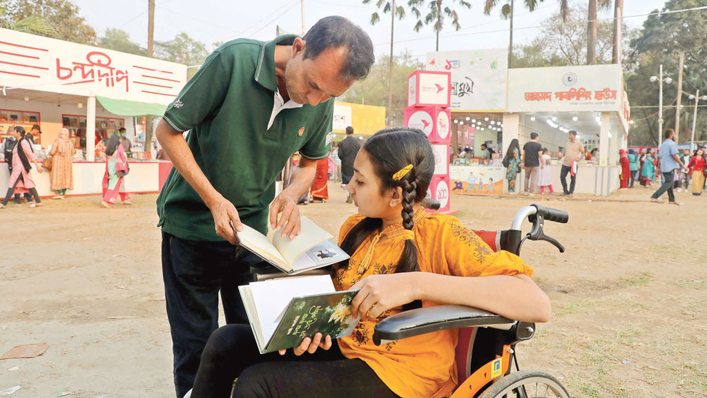 বাবার সঙ্গে মেলায় বই কিনতে আসা একটি বিশেষ চাহিদাসম্পন্ন শিশু