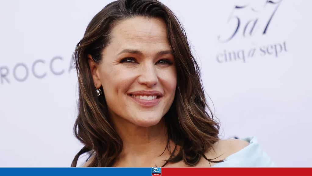 Jennifer Garner shares 'nerdy farm facts' from her pumpkin patch